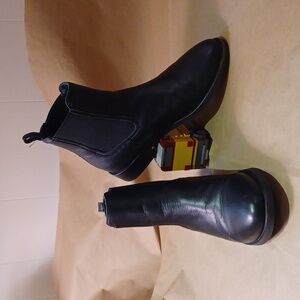 THURSDAY  Women's size 7.5 black leather Chelsea boot